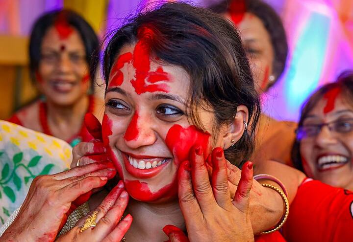 বাংলা থেকে দূরে থেকেও দুর্গাপুজোর সব আনন্দ উপভোগ করে থাকেন অনেকেই। প্রবাসী বাঙালি সংগঠন আয়োজন করেন দুর্গাপুজোর। হায়দরাবাদে তেমনই একটি পুজোয় সিঁদুর খেলা।