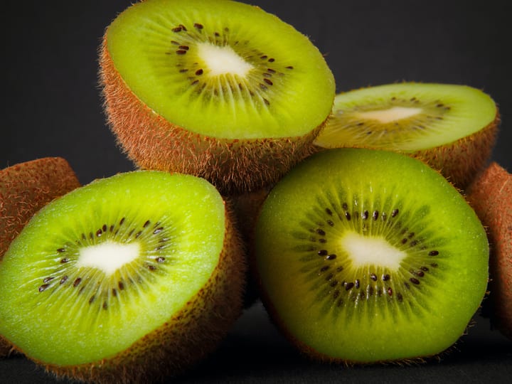 Kiwi Fruit Benefits : किवी हे फळ आपल्या आतड्यांचे आरोग्य राखण्यास मदत करते.