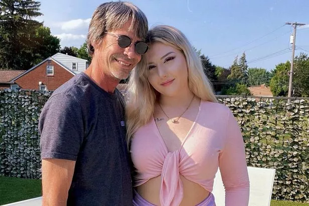 Photos: 23 ਸਾਲ ਦੀ ਕੁੜੀ ਨੇ ਆਪਣੇ ਪਿਓ ਦੀ ਉਮਰ ਦਾ ਬਣਾਇਆ ਬੁਆਏਫ੍ਰੈਂਡ, ਕਹਿੰਦੀ ਮੇਰਾ ਸਾਰਾ ਖਰਚਾ ਚੁੱਕਦਾ, ਇਸ ਤੋਂ ਉੱਪਰ ਕੋਈ ਨਹੀਂ 