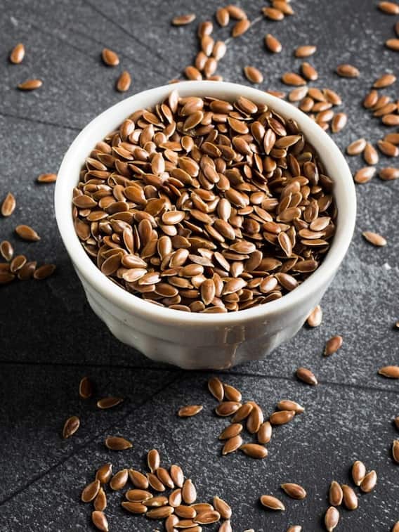 हेयर ग्रोथ के लिए इस तरह इस्तेमाल करें अलसी के बीज