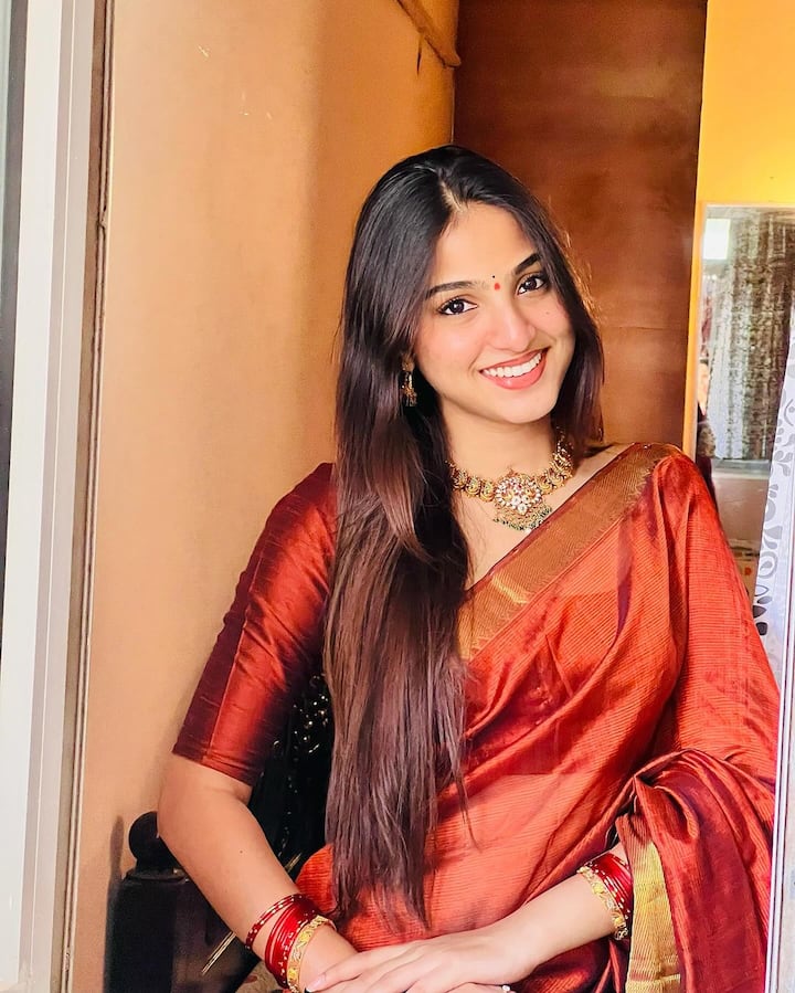తాజాగా ‘స్లమ్ డాగ్ హస్బెండ్‘ సినిమాలో ప్రణవి హీరోయిన్ గా నటించింది.Photo Credit: Pranavi Manukonda/Instagram