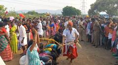 பெண்களை சாட்டையால் அடித்து பேய் விரட்டும் பூசாரிகள் - திருச்சி அருகே வினோத வழிபாடு