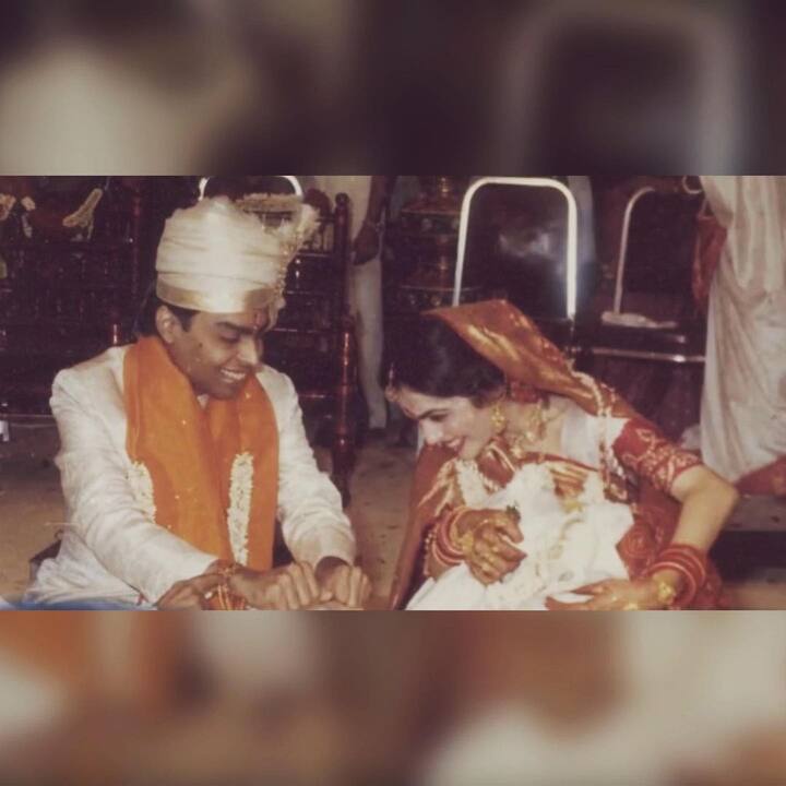 हाल ही में ईशा अंबानी ने अपने इंस्टाग्राम अकाउंट पर अपने पेरेंट्स की शादी की एक तस्वीर शेयर की हैं. जिसमें लाल और सफेद साड़ी में दुल्हन बनीं नीता अंबानी बेहद खूबसूरत लग रही हैं. वहीं शादी में मुकेश अंबानी ने व्हाइट शेरवानी में नजर आए थे.