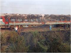 Patalkot Train Fire: आगरा से झांसी रूट पर पातालकोट एक्सप्रेस की चार बोगी में लगी आग, सामने आई तस्वीरें