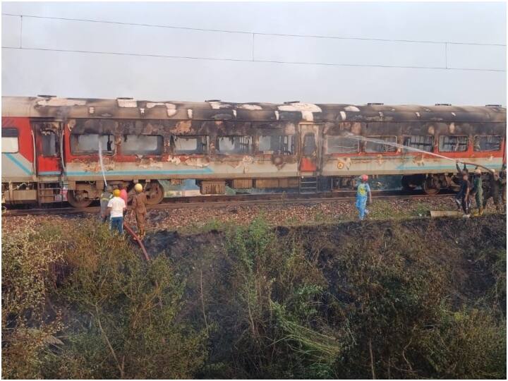 Patalkot Train Fire: आगरा से झांसी रूट पर सफर कर रही पातालकोट एक्सप्रेस (14624) के चार बोगी में आग लग गई. आग लगते ही ट्रेन को रोक दिया गया. आग पर काबू पाने के बाद ट्रेन रवाना हुई.