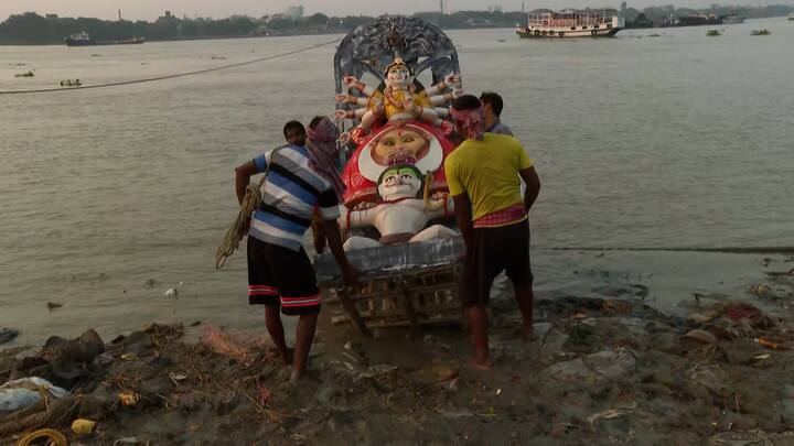 পাঁচদিনের পুজো শেষ। আবার চেনা রুটিনে ফিরে যাওয়া। তার আগে শেষবেলার আনন্দটুকু চেটেপুটে নিতে প্রস্তুত।