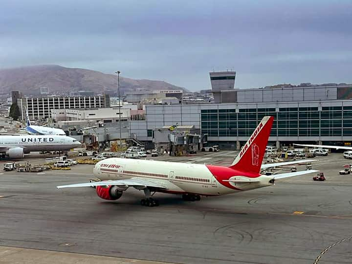 Smoking cigarettes in flight is a crime yet why are ashtrays made in plane washrooms GK News Smoking In Flight: फ्लाइट में सिगरेट पीना जुर्म, फिर भी प्लेन के वॉशरूम में क्यों बने होते हैं एशट्रे?