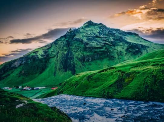 ਦਿਨ ਸੂਰਜ ਚੜ੍ਹਨ ਨਾਲ ਸ਼ੁਰੂ ਹੁੰਦਾ ਹੈ ਅਤੇ ਸੂਰਜ ਡੁੱਬਣ ਨਾਲ ਖਤਮ ਹੁੰਦਾ ਹੈ। ਇਸ ਦੌਰਾਨ ਲੋਕ ਆਪਣੇ ਕੰਮ ਵਿਚ ਰੁੱਝੇ ਰਹਿੰਦੇ ਹਨ ਅਤੇ ਫਿਰ ਰਾਤ ਨੂੰ ਆਰਾਮ ਕਰਦੇ ਹਨ। ਉਹ ਦਿਨ-ਰਾਤ ਦੇ ਇਸ ਚੱਕਰ ਨਾਲ ਆਪਣਾ ਜੀਵਨ ਚਲਾਉਂਦੇ ਹਨ। ਪਰ ਇੱਕ ਦੇਸ਼ ਵਿੱਚ ਇਦਾਂ ਨਹੀਂ ਹੁੰਦਾ ਹੈ।