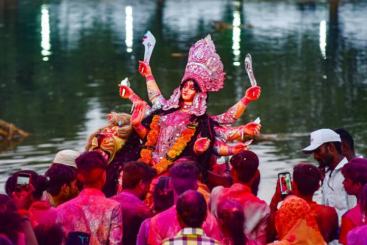 উত্তরপ্রদেশের প্রয়াগরাজে নিয়ম মেনে দুর্গাপুজো। বিজয়া দশমীর দিন চলছে দেবীর নিরঞ্জন।