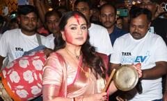 Rani Mukerji Sindur Khela: আটপৌরে শাড়ি, শাঁখাপলা আর গালভর্তি সিঁদুরে অনবদ্য রানি, দশমীর রাতে বাঙালিয়ানার উদযাপন মায়ানগরীতে