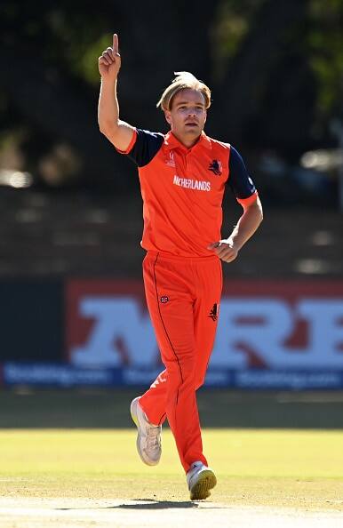 वहीं इस दौरान नीदरलैंड्स के तेज़ गेंदबाज़ बास डी लीडे वनडे पारी में सबसे ज़्यादा रन लुटाने वाले गेंदबाज़ बने. उन्होंने 10 ओवर में 11.50 की इकॉनमी से 115 रन खर्चे. इसी बीच उन्हें 2 सफलताएं भी मिलीं.