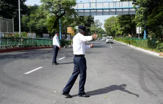 ਅਜਿਹੇ 'ਚ ਕੁਝ ਲੋਕਾਂ ਨੂੰ ਤੁਰੰਤ ਮੈਸੇਜ ਮਿਲ ਜਾਂਦਾ ਹੈ ਜਦਕਿ ਕੁਝ ਲੋਕਾਂ ਨੂੰ ਇਹ ਨਹੀਂ ਪਤਾ ਹੁੰਦਾ ਕਿ ਉਨ੍ਹਾਂ ਦਾ ਚਲਾਨ ਕੱਟਿਆ ਗਿਆ ਹੈ।