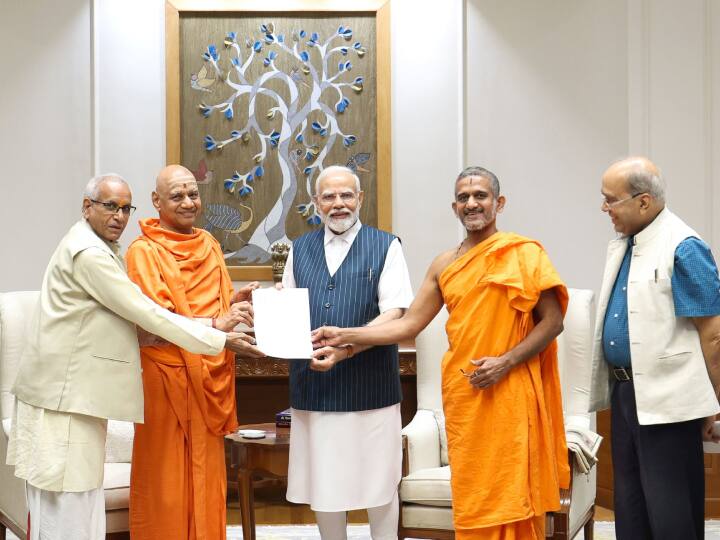 श्री राम जन्मभूमि तीर्थ क्षेत्र ट्रस्ट के पदाधिकारियों ने बुधवार (25 अक्टूबर) को प्रधानमंत्री नरेंद्र मोदी से मुलाकात कर उन्हें श्री राम जन्मभूमि मंदिर में रामलला की प्राण-प्रतिष्ठा में शामिल होने के लिए निमंत्रित किया.