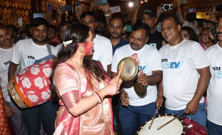 দশমীর রাতে দেবীবরণ থেকে সিঁদুর খেলা সবেতেই অংশ নেন রানি। সংবাদমাধ্যমের সামনে যখন হাজির হন, সিঁথি, কপাল, গাল একেবারে সিঁদুরে মাখা।