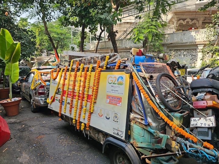 देशभरात लाखो किमीचा  प्रवास करून 180 शहिदांच्या घरची माती उमेश जाधव यांनी गोळा  केलीय.