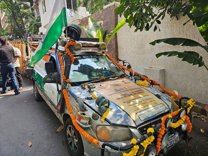सोबतच या गाडीला त्यांनी हेलमेट आणि गन लावून देखील सजावट केलेली आहे.