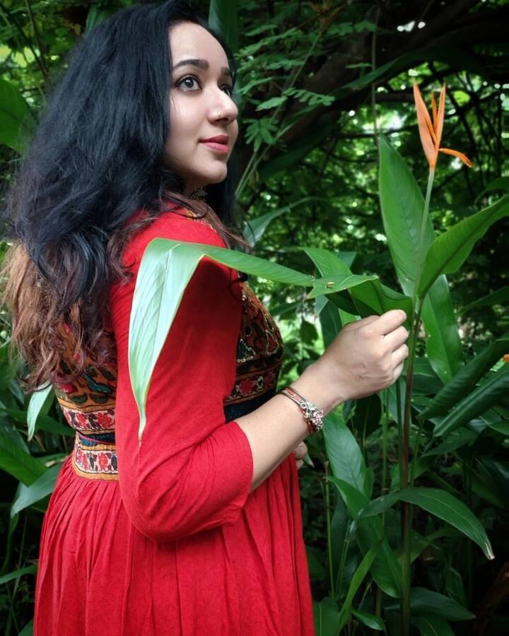 ఈ మళయాల నటి కుటుంబం చెన్నైకి షిప్ట్ అవడంతో చంద్ర లక్ష్మణ్ చదువంతా చెన్నైలోనే సాగింది