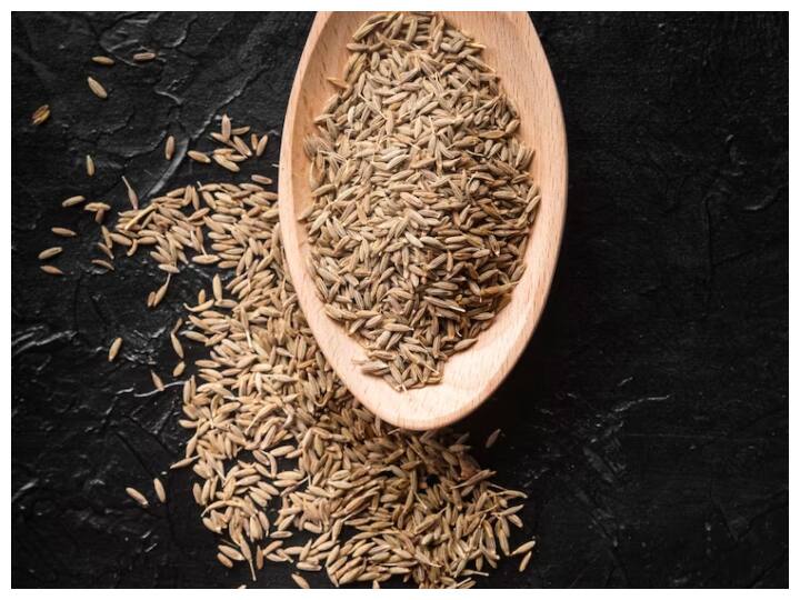 जीरा पाचन संबंधी समस्याओं में लाभदायक होता है. जीरे में एंटी-इन्फ्लेमेटरी गुण होते हैं जो पेट की अम्लीयता और सूजन को कम करते हैं. यह पेट में एसिड के प्रभाव को भी कम करता है जिससे एसिडिटी में आराम मिलता है. जीरे में पाए जाने वाले थाइमोल और क्यूरक्यूमिन पेट की परतों के लिए लाभदायक होते हैं और उल्टी जैसी समस्याओं से बचाते हैं. इसलिए जीरे के प्रयोग से एसिडिटी जैसी परेशानियों में आराम मिलता है.