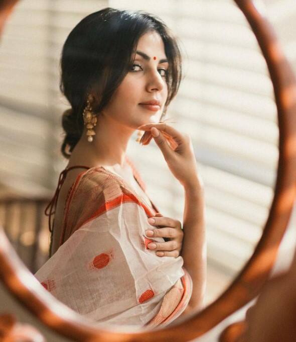 ਮਰਹੂਮ ਬਾਲੀਵੁੱਡ ਐਕਟਰ ਸੁਸ਼ਾਂਤ ਸਿੰਘ ਰਾਜਪੂਤ ਦੇ ਦਿਹਾਂਤ ਤੋਂ ਬਾਅਦ ਉਨ੍ਹਾਂ ਦੀ ਕਥਿਤ ਪ੍ਰੇਮਿਕਾ ਅਤੇ ਅਦਾਕਾਰਾ ਰੀਆ ਚੱਕਰਵਰਤੀ 'ਤੇ ਕਈ ਗੰਭੀਰ ਦੋਸ਼ ਲੱਗੇ ਸਨ। ਜਿਸ ਤੋਂ ਬਾਅਦ ਉਸ ਨੂੰ ਜੇਲ੍ਹ ਵੀ ਜਾਣਾ ਪਿਆ। ਹੁਣ ਇੱਕ ਵਾਰ ਫਿਰ ਅਦਾਕਾਰਾ ਨੇ ਆਪਣੀ ਜ਼ਿੰਦਗੀ ਦੇ ਸਭ ਤੋਂ ਮਾੜੇ ਦੌਰ ਦਾ ਅਨੁਭਵ ਸਾਰਿਆਂ ਨਾਲ ਸਾਂਝਾ ਕੀਤਾ ਹੈ। ਰੀਆ ਨੇ ਸੋਸ਼ਲ ਮੀਡੀਆ 'ਤੇ ਇੱਕ ਵੀਡੀਓ ਸ਼ੇਅਰ ਕਰਦੇ ਹੋਏ ਕਿਹਾ ਕਿ ਜੇਲ 'ਚ ਰਹਿਣਾ ਮੇਰੇ ਲਈ ਬਹੁਤ ਡਰਾਉਣਾ ਸੀ। ਪਰ ਕੁਝ ਲੋਕ ਅਜਿਹੇ ਵੀ ਸਨ ਜਿਨ੍ਹਾਂ ਤੋਂ ਮੈਂਨੂੰ ਬਹੁਤ ਪਿਆਰ ਮਿਲਿਆ।