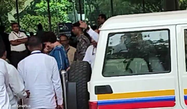 स्थानिक काँग्रेस नेत्यांच्या म्हणण्यानुसार पक्षाचे सरचिटणीस एका आजारी नातेवाईकाला भेटण्यासाठी आले होते.