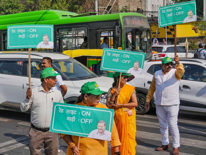 Delhi residents protect from pollution delhi government started Red Light on Vehicle off campaign ANN Delhi: दिल्ली में 'रेड लाइट ऑन, गाड़ी ऑफ' कैंपेन, प्रदूषण रोकने के लिए केजरीवाल सरकार ने उठाया कदम