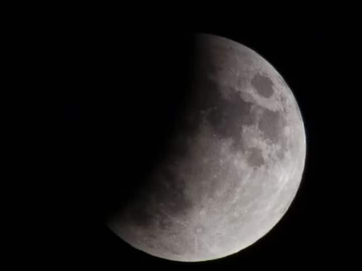 ज्योतिषशास्त्रात ग्रहणाचे विशेष महत्त्व आहे. चंद्रग्रहण ही खगोलीय घटना आहे, पण धर्म आणि ज्योतिषशास्त्रात ती शुभ मानली जात नाही. या वर्षातील दुसरे आणि शेवटचे चंद्रग्रहण 28 ऑक्टोबर रोजी शरद पौर्णिमेच्या रात्री होत आहे.