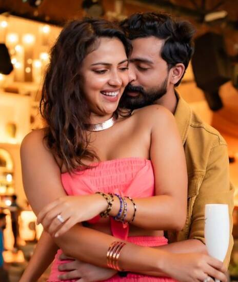 அதேசமயம் சமூக வலைதளங்களில் எப்பொழுதும் ஆக்டிவாக இருக்கும் அமலா பால், சமீபகாலமாக வெவ்வேறு இடங்களுக்கு பயணம் மேற்கொள்வதை வழக்கமாக கொண்டுள்ளார். அவ்வப்போது தனது கவர்ச்சி புகைப்படங்களையும் வெளியிட்டு ரசிகர்களை மகிழ்ச்சியில் ஆழ்த்துவார்.