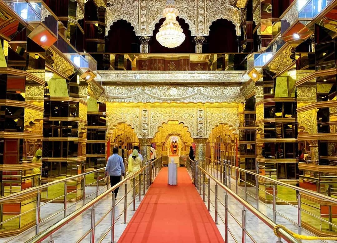 PM Modi In Shirdi : 'बारा सुसज्ज हॉल, संपूर्ण एसी दर्शन रांग, एकावेळी दहा हजार भाविकांच्या दर्शनाची सोय', पंतप्रधान मोदींच्या हस्ते लोकार्पण Ahmednagar Latest News Inauguration of AC Darshan service at Shirdi Saibaba Temple by Prime Minister Narendra Modi maharashtra news PM Modi In Shirdi : 'बारा सुसज्ज हॉल, संपूर्ण एसी दर्शन रांग, एकावेळी दहा हजार भाविकांच्या दर्शनाची सोय', पंतप्रधान मोदींच्या हस्ते लोकार्पण