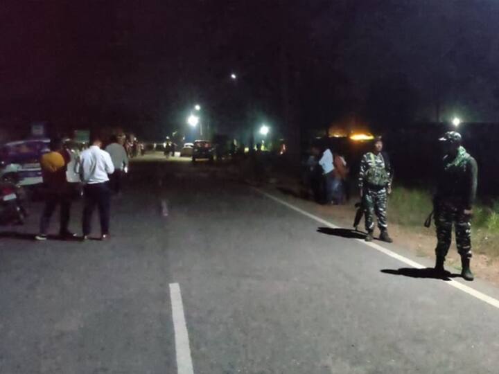 Bijapur Bandh Announced by Naxalites after one man dies Burn National Highway with IED Blast ANN Bijapur News: मारे गए साथी की याद में नक्सलियों ने किया जिला बंद का एलान, नेशनल हाईवे पर जलाई आग, दहशत फैलाने के लिए IED ब्लास्ट