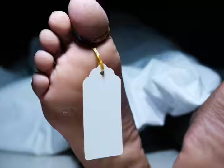 pune crime dead body gound in front of hadapsar police station maharashtra news update Pune Crime : हडपसर पोलीस स्टेशनसमोर बंद गाडीत मृतदेह सापडला, प्रचंड खळबळ