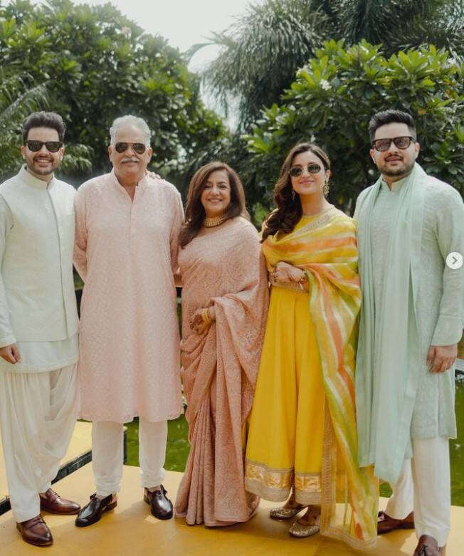 ਜਿੱਥੇ ਆਮ ਤੌਰ 'ਤੇ ਵਿਆਹ ਵਿੱਚ ਲਾਲ ਰੰਗ ਦੀਆਂ ਚੂੜੀਆਂ ਪਹਿਨੀਆਂ ਜਾਂਦੀਆਂ ਹਨ, ਪਰਿਣੀਤੀ ਨੇ ਵਿਆਹ ਵਿੱਚ ਹਲਕੇ ਗੁਲਾਬੀ ਰੰਗ ਦੀਆਂ ਚੂੜੀਆਂ ਪਹਿਨੀਆਂ ਸਨ, ਜੋ ਕਿ ਅਭਿਨੇਤਰੀ ਨੇ ਇੱਕ ਮਹੀਨੇ ਬਾਅਦ ਤੱਕ ਪਹਿਨੀਆਂ ਸਨ।