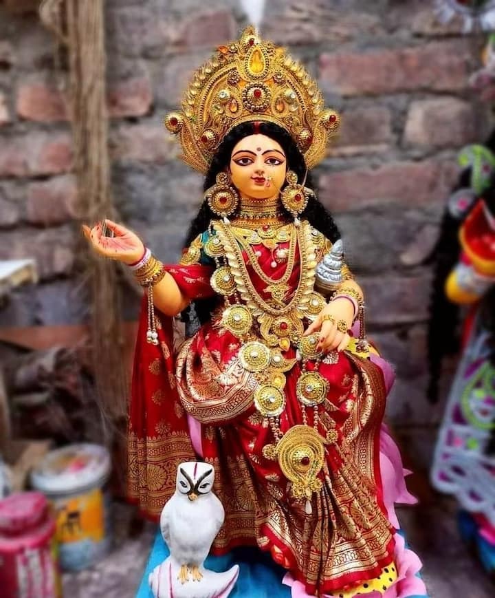রাত পর্যন্ত দেবী লক্ষ্মীর আরাধনা শেষে সারারাত জেগে পাশা খেলার রীতিও বহুল প্রচলিত। আসলে সারা রাত জেগে পুজো করাই কোজাগরী পুজো করার মূল রীতি।