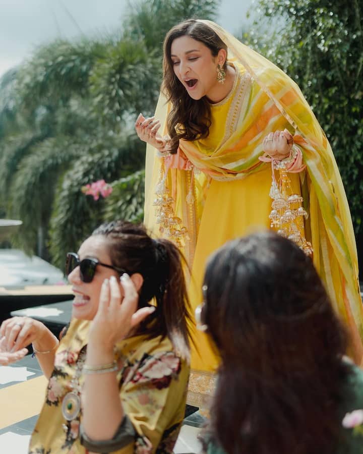 প্রসঙ্গত, নায়িকার বিয়ের পোশাকের বর্ণনা দিতে গিয়ে ডিজাইনার মণীশ মলহোত্র জানিয়েছিলেন, পরিণীতির জন্য, তাঁর দিদা যখন বাড়িতে হেঁটে বেড়াতেন তখন তাঁর 'চল্লা'র আওয়াজ একইসঙ্গে সাহসিকতা ও লাবণ্যের মেলবন্ধন ছিল। মণীশ লিখেছিলেন, 'আমরা জানতাম তাঁর উত্তরাধিকারের এই টুকরো ওঁর লেহঙ্গায় যোগ করতেই হবে।'