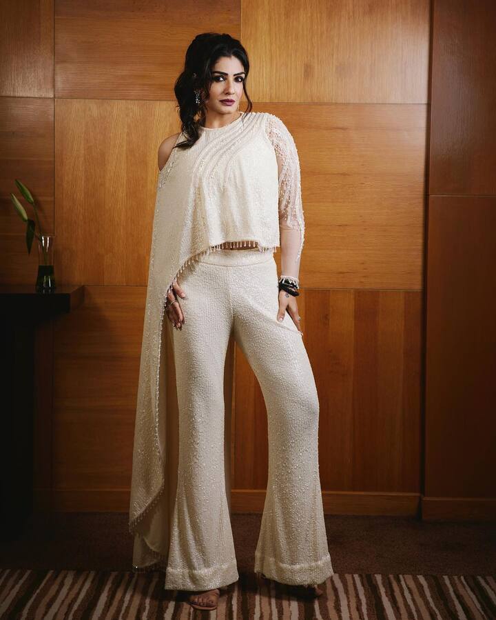 રવીના 1991માં રિલીઝ થયેલી ફિલ્મ ‘પથ્થર કે ફૂલ’થી રાતોરાત સ્ટાર બની ગઈ. પાછળથી તે મોહરા, આતિશ, દિલવાલે અને લાડલા જેવી હિટ ફિલ્મોમાં કામ કરીને ટોચની અભિનેત્રીઓમાં સામેલ થઇ ગઇ હતી.