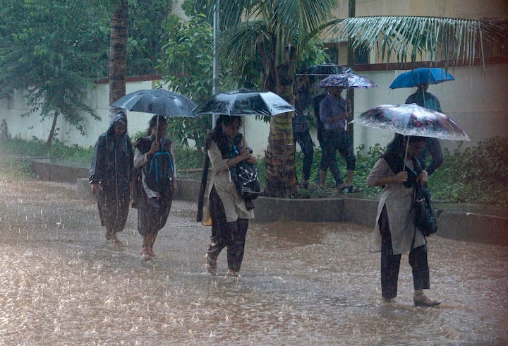 তবে আগামী ৫ দিন দক্ষিণ ভারতের কয়েকটি রাজ্যে হালকা থেকে মাঝারি বৃষ্টির সম্ভাবনা রয়েছে । কেরল মাহে তামিলনাডু কড়াইকাল পন্ডিচেরিতে হালকা বৃষ্টির সম্ভাবনা আছে ।