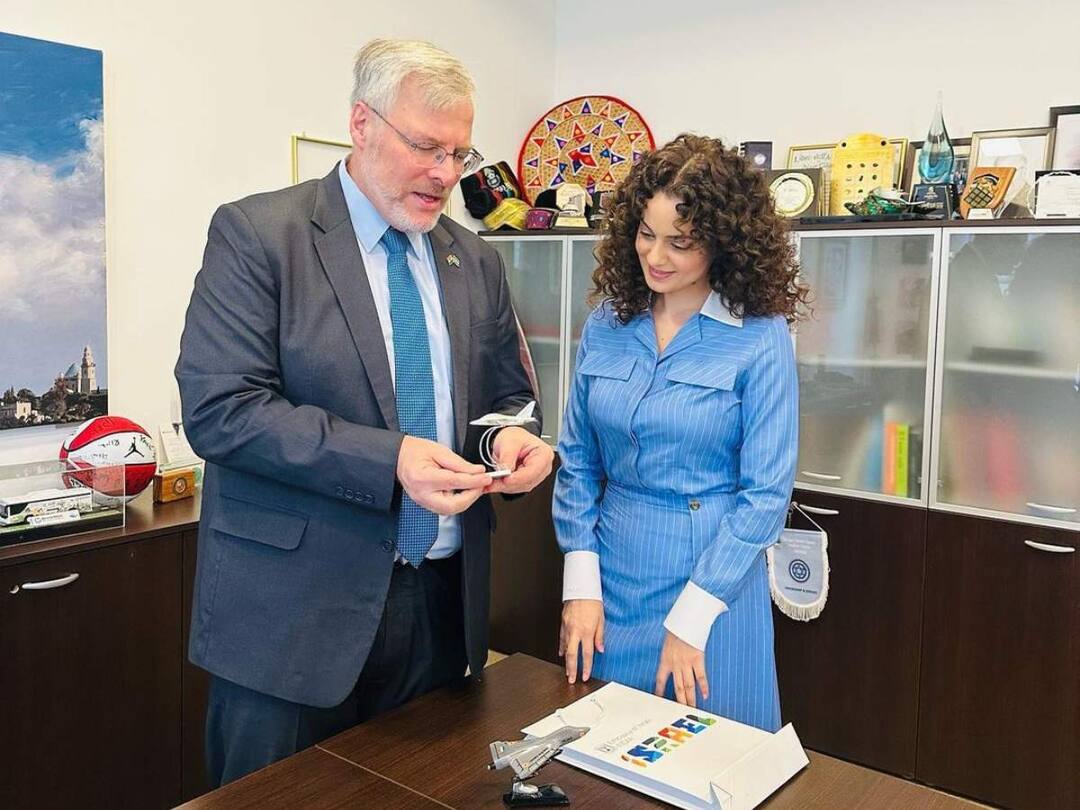 Kangana Ranaut: ఇజ్రాయెల్ రాయబారిని కలిసిన కంగనా, హమాస్ నేటి రావణాసుర అంటూ ఆగ్రహం Kangana Ranaut meets Israel Ambassador Naor Gilon, calls Hamas modern day Ravan Kangana Ranaut: ఇజ్రాయెల్ రాయబారిని కలిసిన కంగనా, హమాస్ నేటి రావణాసుర అంటూ ఆగ్రహం