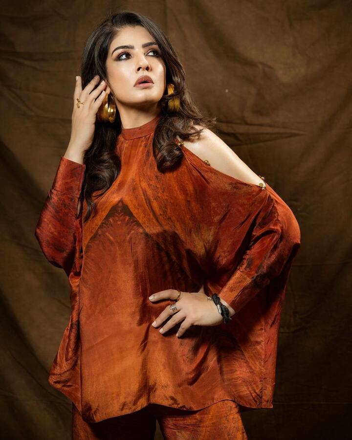 26 ઓક્ટોબર 1972ના રોજ જન્મેલી રવિના ટંડન પ્રખ્યાત નિર્માતા રવિ ટંડનની પુત્રી હતી. મીઠીબાઈ કોલેજમાંથી અભ્યાસ પૂરો કર્યા પછી રવિનાએ ફોટોગ્રાફર પ્રહલાદ કક્કડ સાથે જેનેસિસ પીઆર કંપનીમાં ઈન્ટર્નશિપ કરવાનું શરૂ કર્યું. જ્યારે પણ કોઈ મોડલ ન હોય ત્યારે માત્ર રવિનાનું જ ફોટોશૂટ કરવામાં આવતું હતું