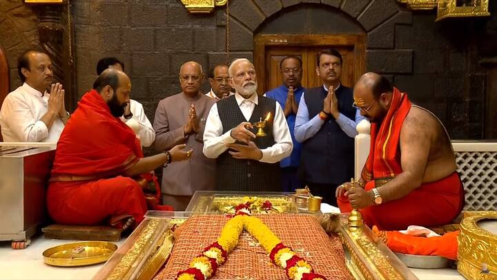 यावेळी मुख्यमंत्री एकनाथ शिंदे यांच्यासह उपमुख्यमंत्री देवेंद्र फडणवीस, अजित पवार त्याचबरोबर राज्यपाल रमेश बैस हे देखील मंदिरात दर्शनावेळी उपस्थित होते.