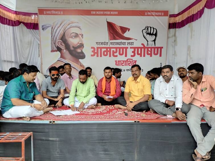 Maratha Reservation protest in 400 villages in Marathwada Political Leaders village Entry banned Maratha Reservation : मराठा आरक्षणाचा मुद्दा तापला, मराठवाड्यातील 400 गावात उपोषण; अनेक ठिकाणी नेत्यांना 'गावबंदी'