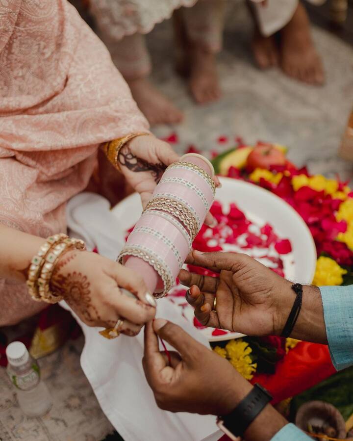 এছাড়া তাঁর ভেইলে দেবনাগরী হরফে বরের নাম সেলাই করিয়েছিলেন অভিনেত্রী।