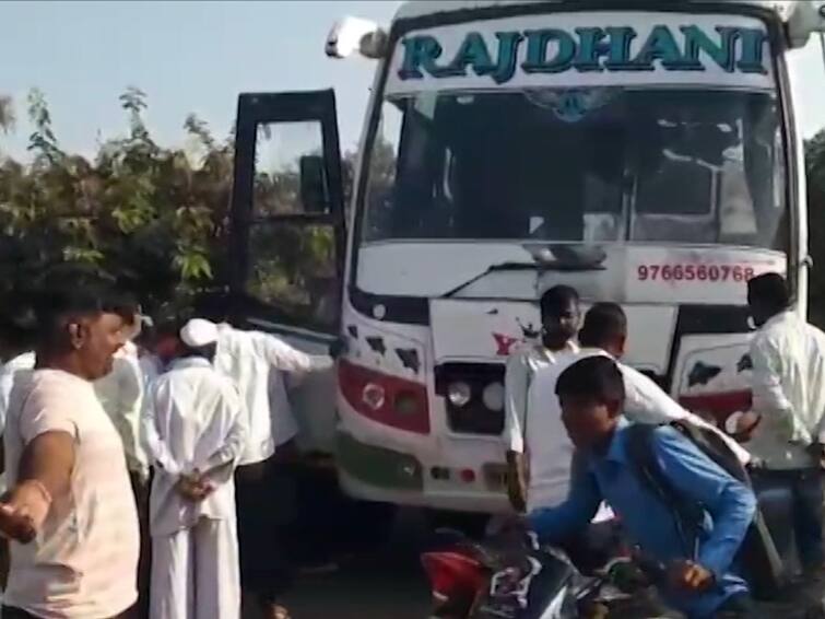 Maratha Community aggressive for reservation Buses going to PM Modi Sabha at Shirdi Ahamadnagar were intercepted and sent back Manoj Jarange Maharashtra Marathi News आरक्षणासाठी मराठा समाज आक्रमक; पंतप्रधान मोदींच्या सभेला जाणाऱ्या बसेस अडवून परत पाठवल्या