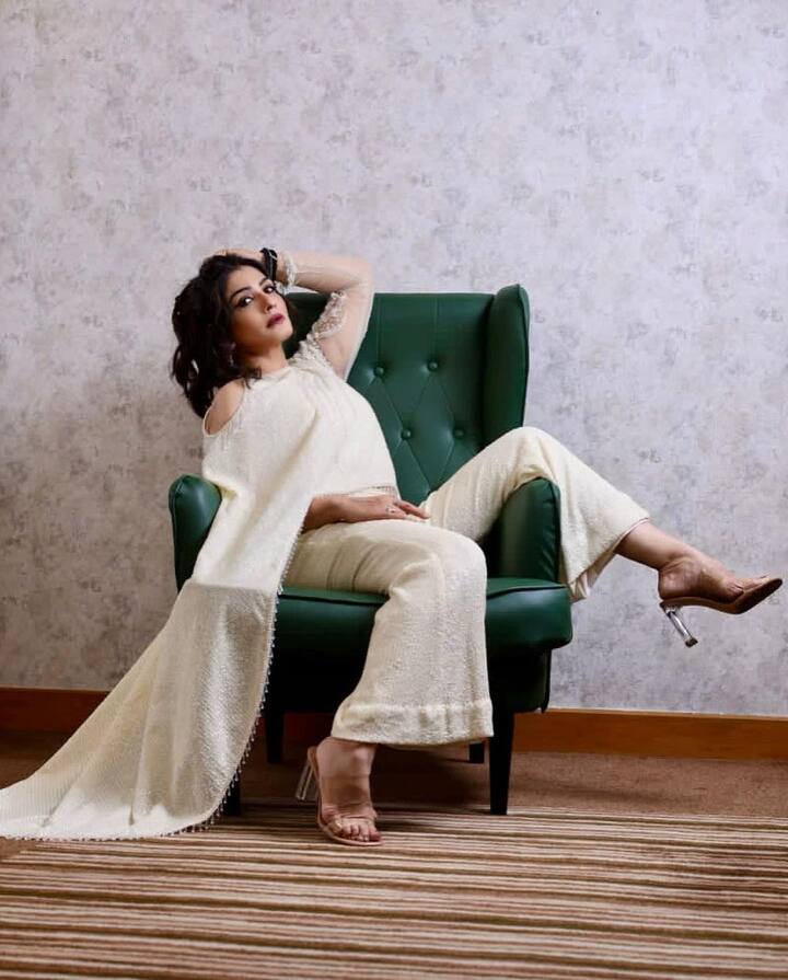 રવિનાએ ફિલ્મ કરવાની સ્પષ્ટ ના પાડી દીધી. જ્યારે સલમાને ઘણી વિનંતી કરી તો રવીનાના મિત્રોએ તેને સમજાવ્યું કે જો તારે ફિલ્મો ના કરવી હોય તો ના કર, પરંતુ ઓછામાં ઓછી આ ફિલ્મ તો કરો. આ સાંભળીને રવીના રાજી થઈ ગઈ.