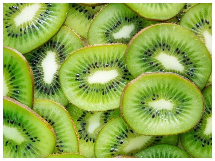 कीवी के नियमित सेवन से रोगों से लड़ने की शक्ति बढ़ती है, हड्डियां मजबूत होती हैं, खून की कमी दूर होती है और पाचन तंत्र भी बेहतर बना रहता है. रोजाना 1 से 2 कीवी खाने से इन सब फायदे प्राप्त किए जा सकते हैं.  लेकिन अत्यधिक मात्रा में कीवी खाने से पेट संबंधी समस्याएं हो सकती हैं, इसलिए दिन में 2 से ज्यादा कीवी नहीं खानी चाहिए.