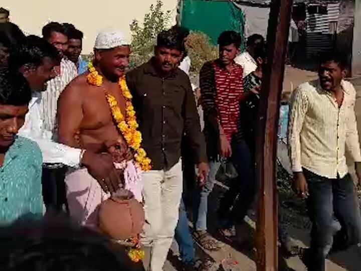 छत्रपती संभाजीनगर तालुक्यातील खोडेगाव येथे मराठा समाजासह गावातील सर्वधर्मीय गावकऱ्यांनी  आरक्षणाच्या विरोधात बोलणाऱ्या नेत्यांच्या विरोधात आंदोलन केले आहे.