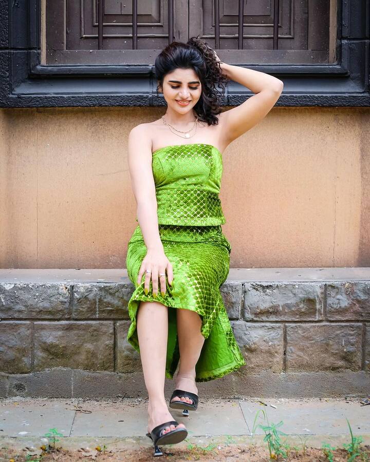 బుల్లితెరపై ఓ వైపు లేడీ కమెడియన్ గా బిజీ అవుతూనే ఇటు సోషల్ మీడియా గ్లామర్ క్వీన్ గా వెలుగొందుతోంది.