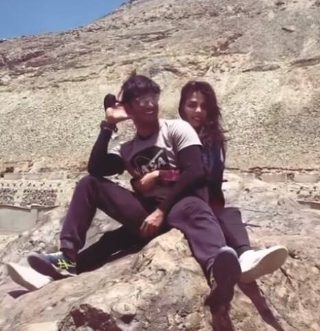 ਰੀਆ ਚੱਕਰਵਰਤੀ ਨੇ ਇਹ ਵੀਡੀਓ ਆਪਣੇ ਇੰਸਟਾਗ੍ਰਾਮ ਅਕਾਊਂਟ 'ਤੇ ਸ਼ੇਅਰ ਕੀਤਾ ਹੈ। ਵੀਡੀਓ 'ਚ ਜਦੋਂ ਰੀਆ ਤੋਂ ਪੁੱਛਿਆ ਗਿਆ ਕਿ ਜੇਲ 'ਚ ਉਸ ਦਾ ਅਨੁਭਵ ਕਿਹੋ ਜਿਹਾ ਰਿਹਾ। ਜਿਸ 'ਤੇ ਅਦਾਕਾਰਾ ਦਾ ਕਹਿਣਾ ਹੈ ਕਿ ਜੇਲ ਉਹ ਜਗ੍ਹਾ ਹੈ ਜਿੱਥੇ ਤੁਹਾਨੂੰ ਸਮਾਜ ਤੋਂ ਹਟਾ ਦਿੱਤਾ ਜਾਂਦਾ ਹੈ ਅਤੇ ਇੱਕ ਨੰਬਰ ਦਿੱਤਾ ਜਾਂਦਾ ਹੈ। ਕਿਉਂਕਿ ਤੁਸੀਂ ਸਮਾਜ ਲਈ ਅਯੋਗ ਹੋ ਜਾਂਦੇ ਹੋ ਅਤੇ ਇਹੀ ਚੀਜ਼ ਤੁਹਾਨੂੰ ਤੋੜਦੀ ਹੈ।