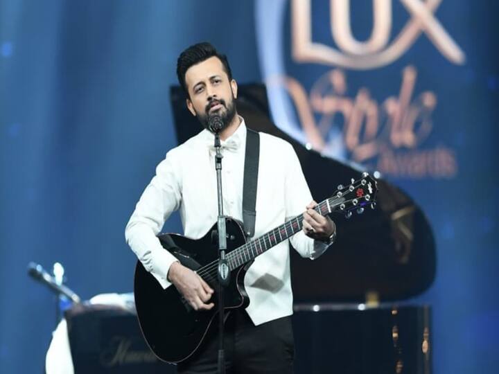 Atif Aslam Pauses Concert Mid-Way Schools Fan For Throwing Money At Him Watch Video Fan Throws Money At Atif Aslam During A Concert; The Singer Schools Him, Watch Viral Clip