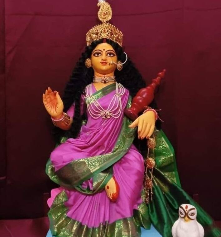 এদিন দেবীকে প্রণাম জানিয়ে বলতে হয়, 'ওঁ বিশ্বরূপস্য ভার্যাসি পদ্মে পদ্মালয়ে শুভে সর্বতঃ পাহি মাং দেবী মহালক্ষ্মী।'