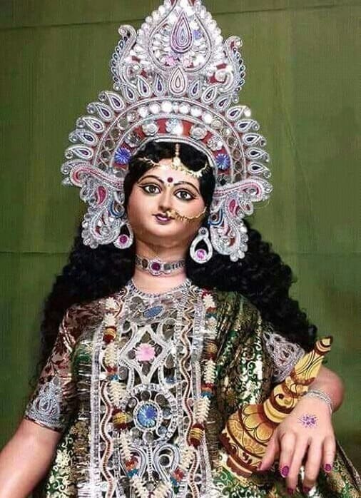 কোজাগরী শব্দের আক্ষরিক অর্থ কে জেগে আছে? রাতে জেগে থেকে দেবীর আরধানা করাই রীতি। কথিত আছে এদিন মর্ত্যে নেমে এসে দেবী লক্ষ্মী ভক্তদের আর্শীবাদ করেন।