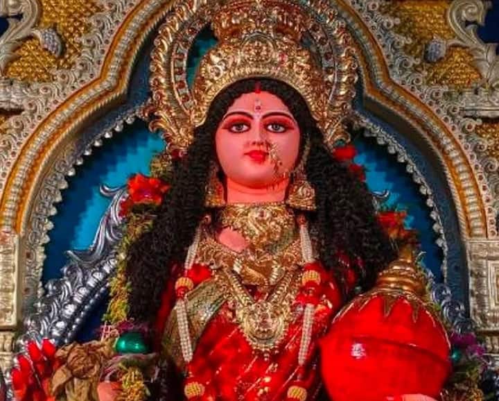 মা লক্ষ্মী দেখেন, রাতে কে জেগে আছেন পৃথিবীতে । কে তাঁর পুজো করছেন পূর্ণ ভক্তির সাথে। সেই অনুযায়ী তাঁর ঘরে বিরাজ করেন দেবী। এমনটাই বিশ্বাস সকলের।